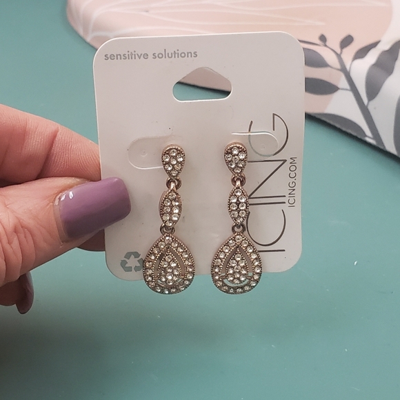 Icing, NWT, Gold tone, jewel drop dangle statement fashion earrings - Picture 2 of 9